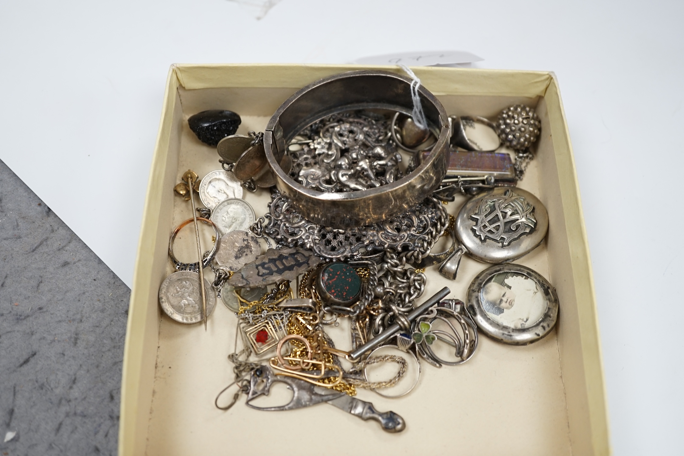 A quantity of assorted Victorian and later jewellery, including silver hinged bangle, a silver albert, monogrammed locket, banded agate set brooch, unmounted stones including cabochon agates and malachite, etc. Condition